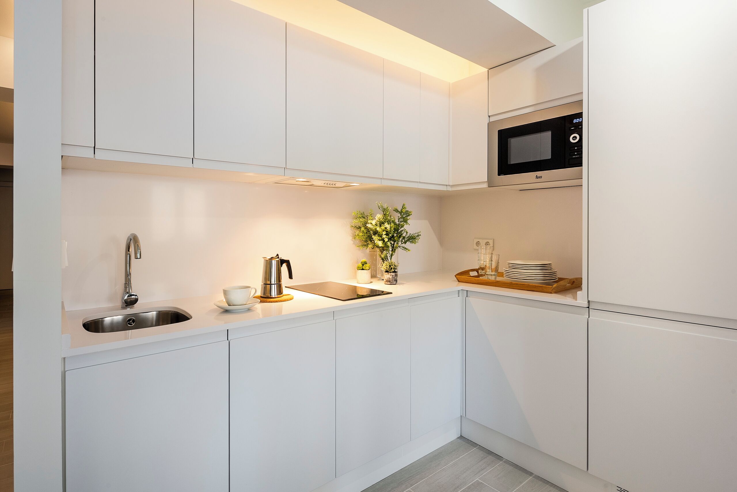 Appartement (2 Bedrooms) | Privékeuken | Een koelkast/vriezer, een magnetron, een kookplaat