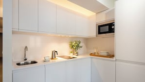 Apartment (2 Bedrooms) | Dapur peribadi | Pembancuh kopi/teh, peti sejuk/penyejuk beku saiz penuh 