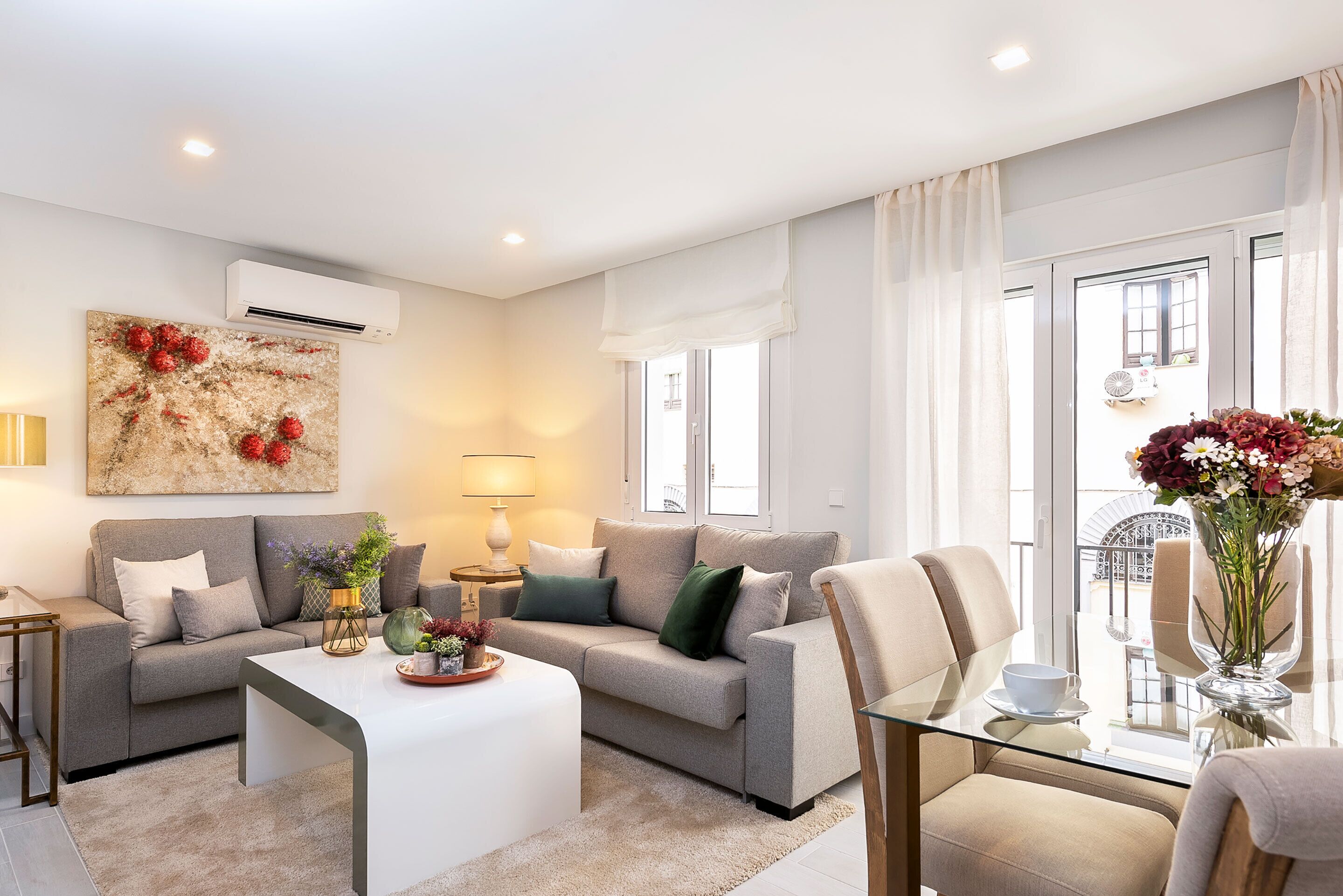 Leilighet (2 Bedrooms) | Oppholdsområde | En 32-tommers TV med kabel-kanaler