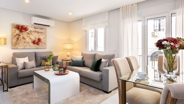 Apartment (2 Bedrooms) | Ruang tamu | 32 inci televisyen dengan kabel 