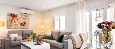 Appartement (2 Bedrooms) | Coin séjour | Télévision de 32 pouces avec chaßnes par cùble