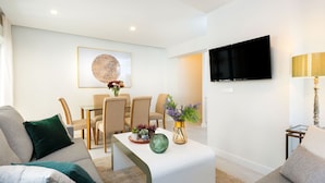 Apartment (2 Bedrooms) | Ruang tamu | 32 inci televisyen dengan kabel 