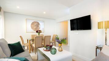 Departamento (2 Bedrooms) | Área de sala de estar | Televisión de 32 pulgadas con canales por cable