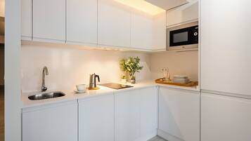 Apartment (2 Bedrooms) | Private kitchen | Full-sized fridge, microwave, stovetop, coffee/tea maker