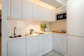 Lejlighed (2 Bedrooms) | Privat køkken | Køleskab/fryser i fuld størrelse, mikrobølgeovn, kogeplade