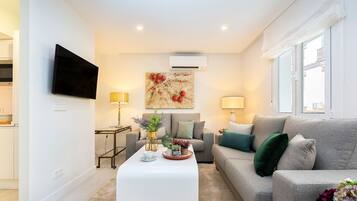 Appartement (2 Bedrooms) | Woonruimte | Een 32-inch televisie met kabelzenders