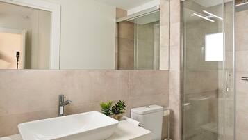 Apartment (2 Bedrooms) | Bathroom | Shower, hair dryer, towels, soap