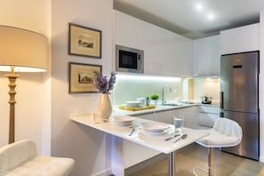 Appartement, 2 chambres | Cuisine privée | Grand réfrigérateur, micro-ondes, four, plaque de cuisson