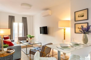 Appartement, 2 chambres | Salle de séjour | Télévision LED de 32 pouces avec chaînes par câble, télévision