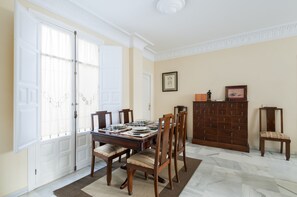 Leilighet, 2 soverom | Oppholdsrom | En 32-tommers TV med kabel-kanaler