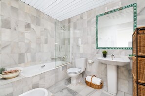 Bathroom - Confortable Apartment With 2 Bedrooms in Excellent Location. San Isidoro (Seville)
