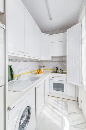 Appartement, 2 slaapkamers | Privékeuken | Een koelkast met diepvriezer, een microgolfoven, een oven, een kookplaat