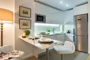 Appartement, 2 chambres | Cuisine privée | Grand réfrigérateur, micro-ondes, four, plaque de cuisson