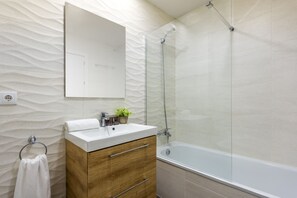 Appartement, 2 chambres | Salle de bain | Baignoire relaxante profonde, sèche-cheveux, bidet, serviettes fournies