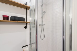 Apartment, 3 Bedrooms | Bathroom | Shower, hair dryer, towels, soap - 3 Bd Apartment Perfect Location in Plaza de Chueca (Madrid)