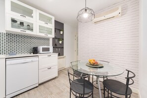Apartment, 3 Bedrooms | Private kitchen | Full-size fridge, microwave, oven, stovetop - 3 Bd Apartment Perfect Location in Plaza de Chueca (Madrid)