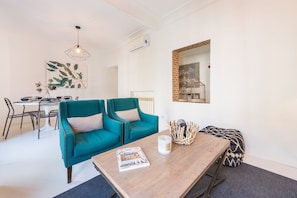 Appartement, 3 chambres | Salle de séjour | Téléviseur de 32 po avec télévision par câble