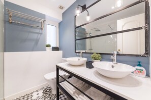 Apartment, 3 Bedrooms | Bathroom | Shower, hair dryer, towels, soap