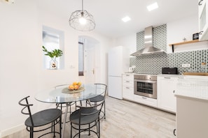 Appartement, 3 chambres | Cuisine privée | Réfrigérateur grande capacité avec congélateur, four à micro-ondes