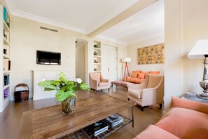 公寓 (2 Bedrooms) | 客廳 | 32 吋電視連有線電視頻道