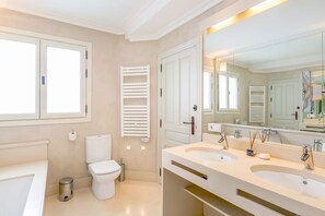 Bathroom - Genteel Home Contratación (Seville)