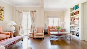 Apartamento (2 Bedrooms) | Área de estar | TV 32 polegadas com canais a cabo