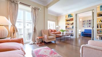 Apartment (2 Bedrooms) | Wohnbereich | 32-Zoll-Fernseher mit Kabelempfang