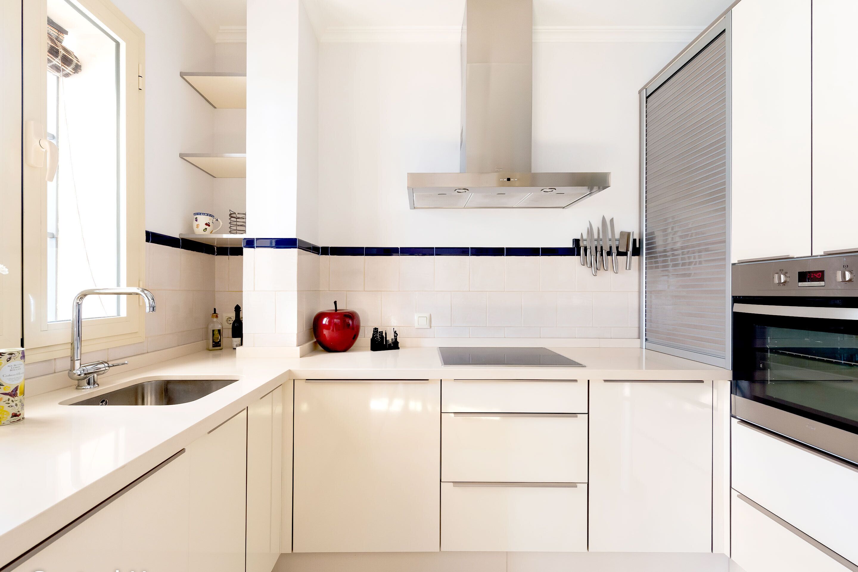 Apartment (1 Bedroom) | Private kitchen | Full-size fridge, microwave, oven, stovetop