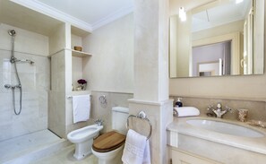 Apartment, 1 Bedroom | Bathroom | Shower, towels, soap, shampoo