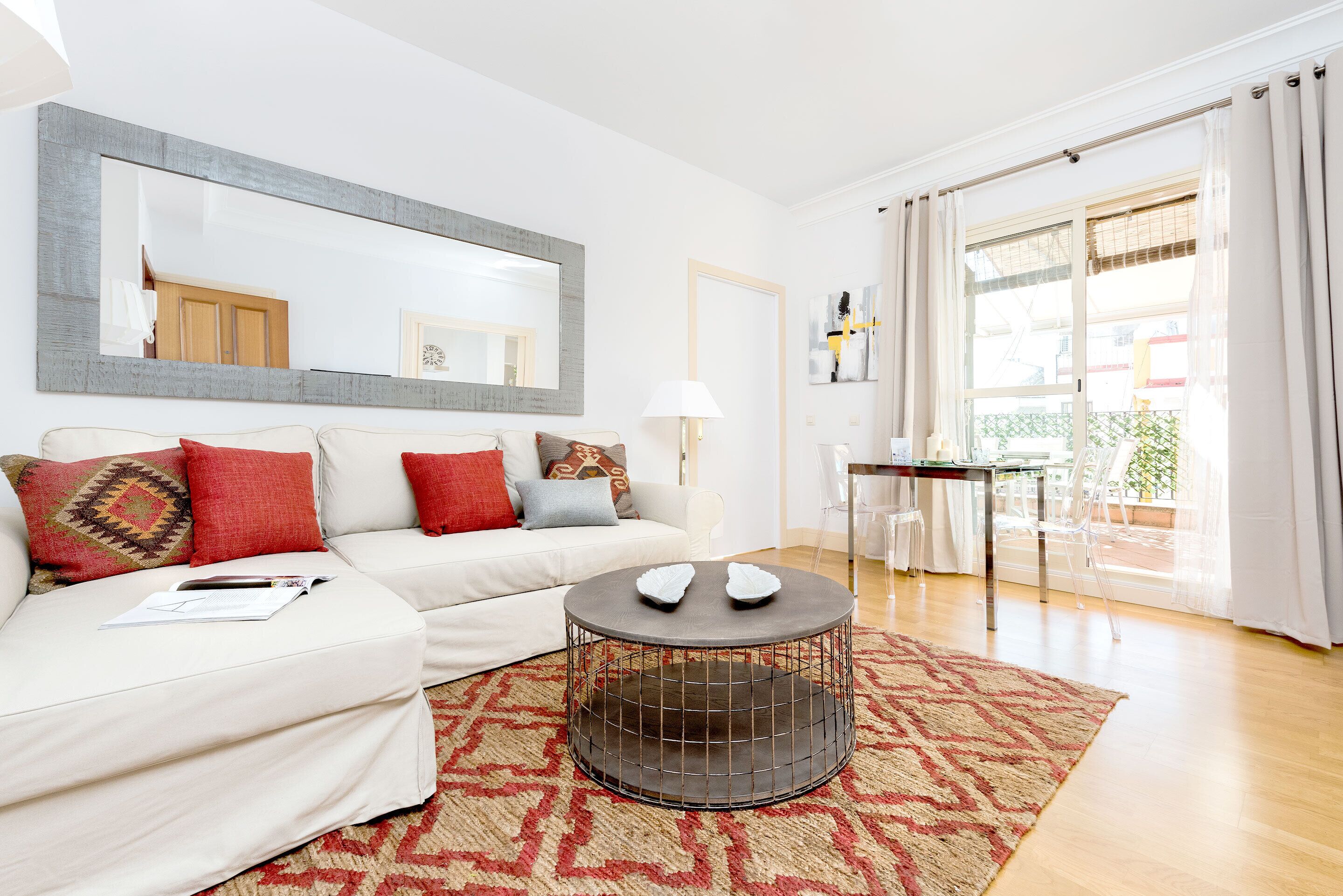 Leilighet (1 Bedroom) | Oppholdsområde | En 32-tommers LED-TV med kabel-kanaler samt TV