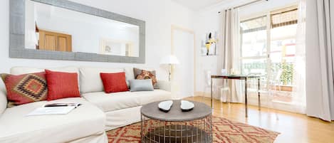 Leilighet (1 Bedroom) | Oppholdsområde | En 32-tommers LED-TV med kabel-kanaler samt TV