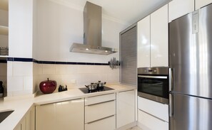 Apartment (1 Bedroom) | Private kitchen | Full-size fridge, microwave, oven, stovetop