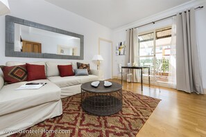 Lejlighed (1 Bedroom) | Stue | 32-tommers LED-tv med kabelkanaler, tv