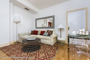 Appartement, 1 chambre | Salle de séjour | Téléviseur à DEL de 32 po avec télévision par cùble, téléviseur