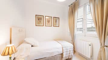 Apartment, 2 Bedrooms | 2 bedrooms, soundproofing, iron/ironing board, free WiFi