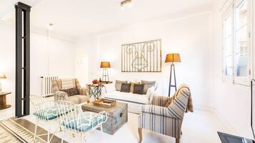 Apartamento, 2 habitaciones | Sala de estar | Televisión de 32 pulgadas con canales por cable