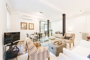 Appartamento, 2 camere da letto | Soggiorno | TV 32 pollici con canali via cavo