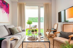 Apartment (2 Bedrooms) | Living area | 32-inch TV with cable channels - Genteel Home Baños (Seville)