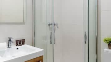 Apartment (2 Bedrooms) | Badezimmer | Dusche, Haartrockner, Bidet, Handtücher