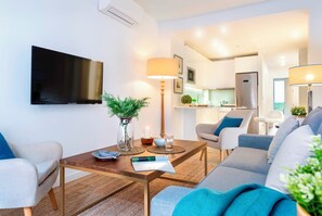 Apartamento (2 Bedrooms) | Área de estar | TV 32 polegadas com canais a cabo