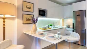 Refrigerador con freezer, microondas, horno, placa de cocina