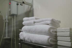 Een douche, gratis toiletartikelen, pantoffels, handdoeken