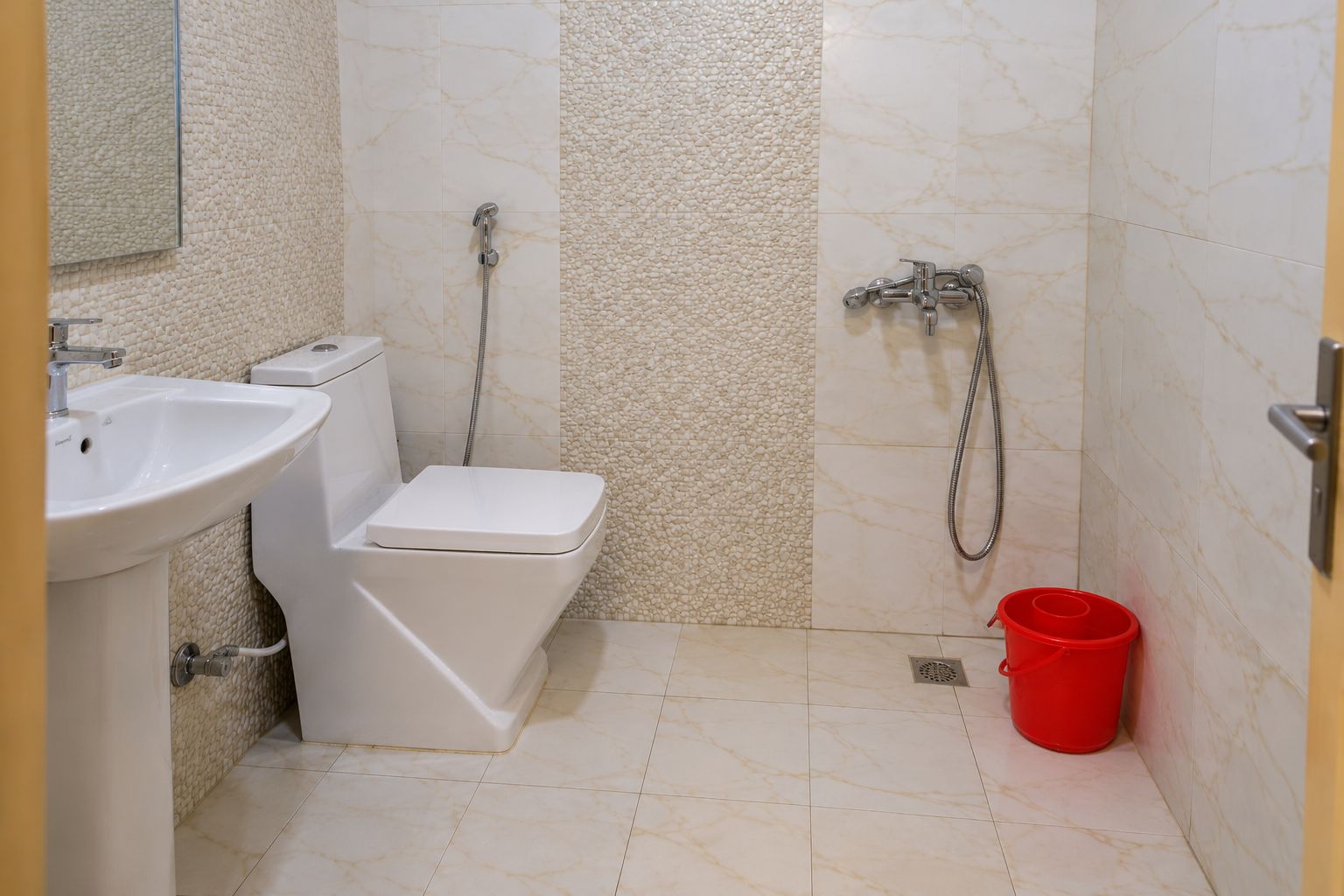 Un baño con inodoro, lavamanos y ducha.