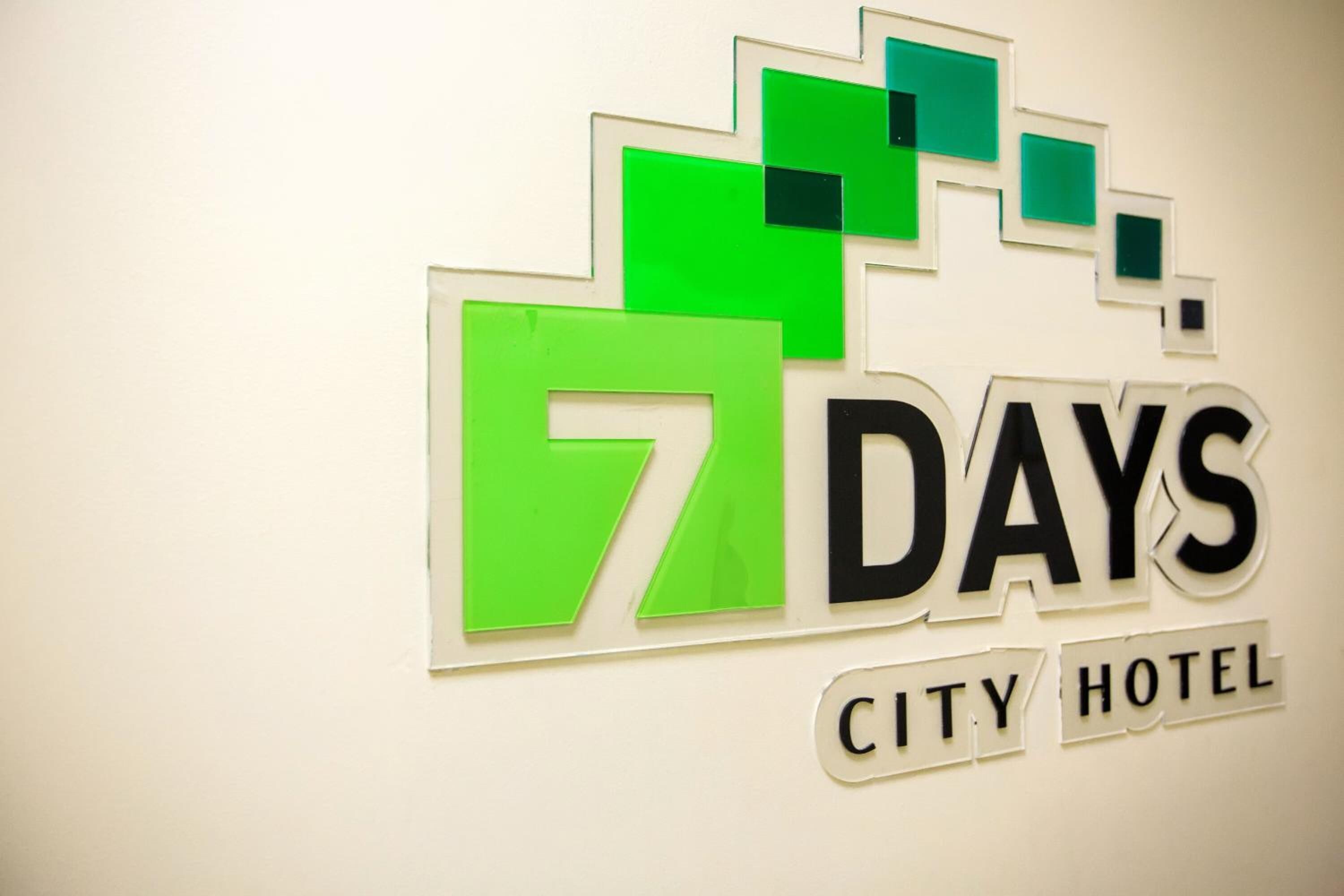 Et hotelskilt med tallet 7 og teksten 'CITY HOTEL' nedenunder.