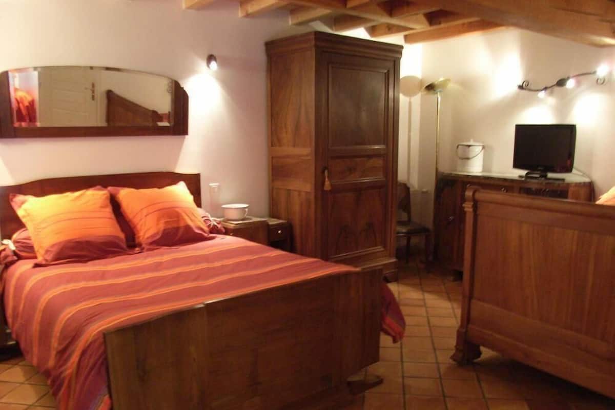 Double Room (Le Clocher) | Laptop workspace, blackout curtains, free WiFi, bed sheets