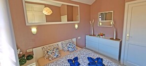 2 chambres, coffres-forts dans les chambres, fer et planche à repasser