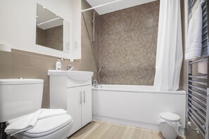 Apartemen Superior, 2 kamar tidur | Kamar mandi | Kombinasi shower/bathtub dan perlengkapan mandi gratis