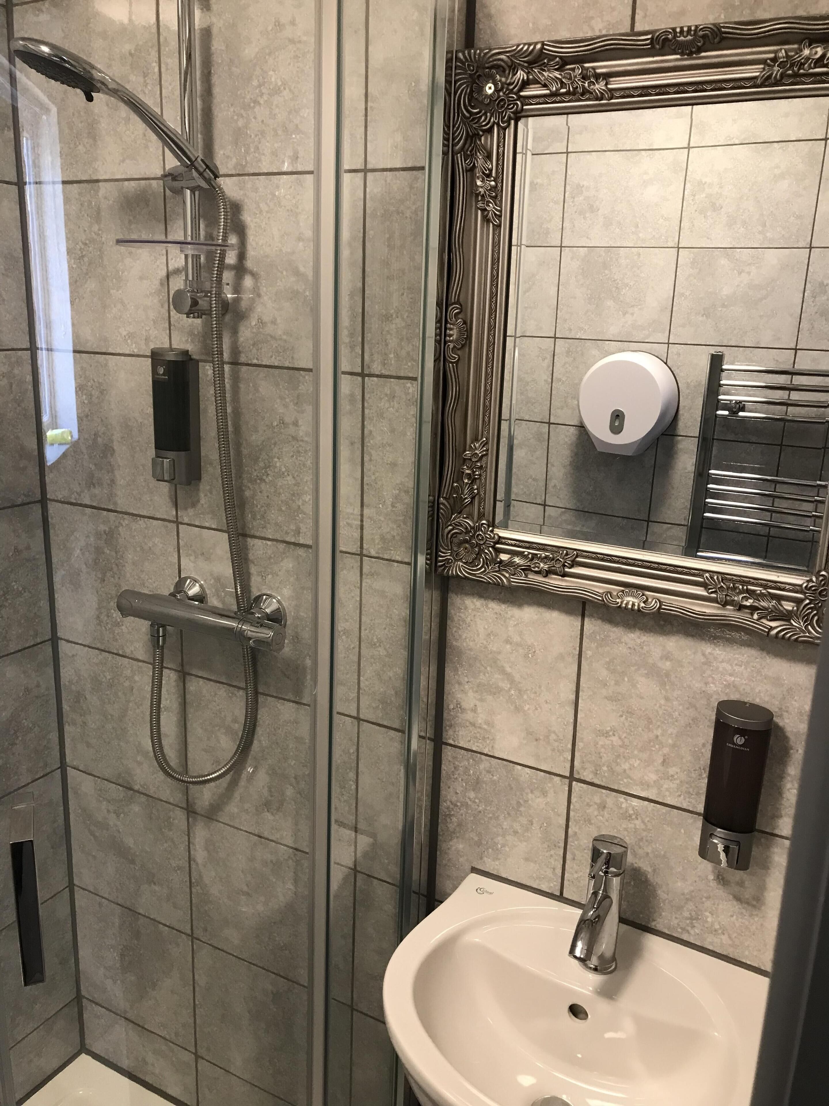 standard quadruple room, ensuite | bathroom