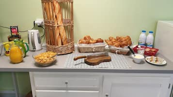 Daily cooked-to-order breakfast (EUR 6 per person)