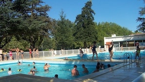 A swimming pool area with people swimming and standing by the pool. - Camping Moulin du Roy (Revel)